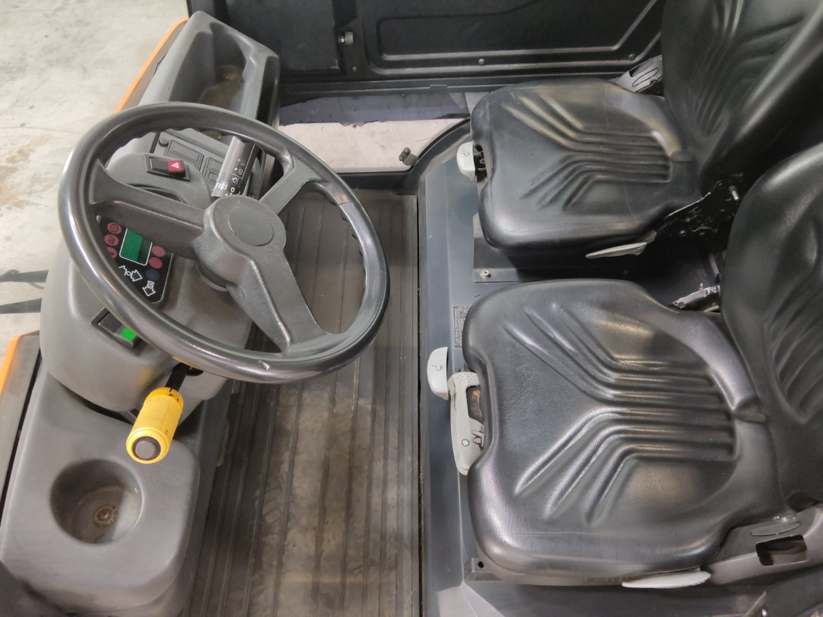 Linde P250 - Складской тягач: фото 3 Linde P250 - Складской тягач: фото 3