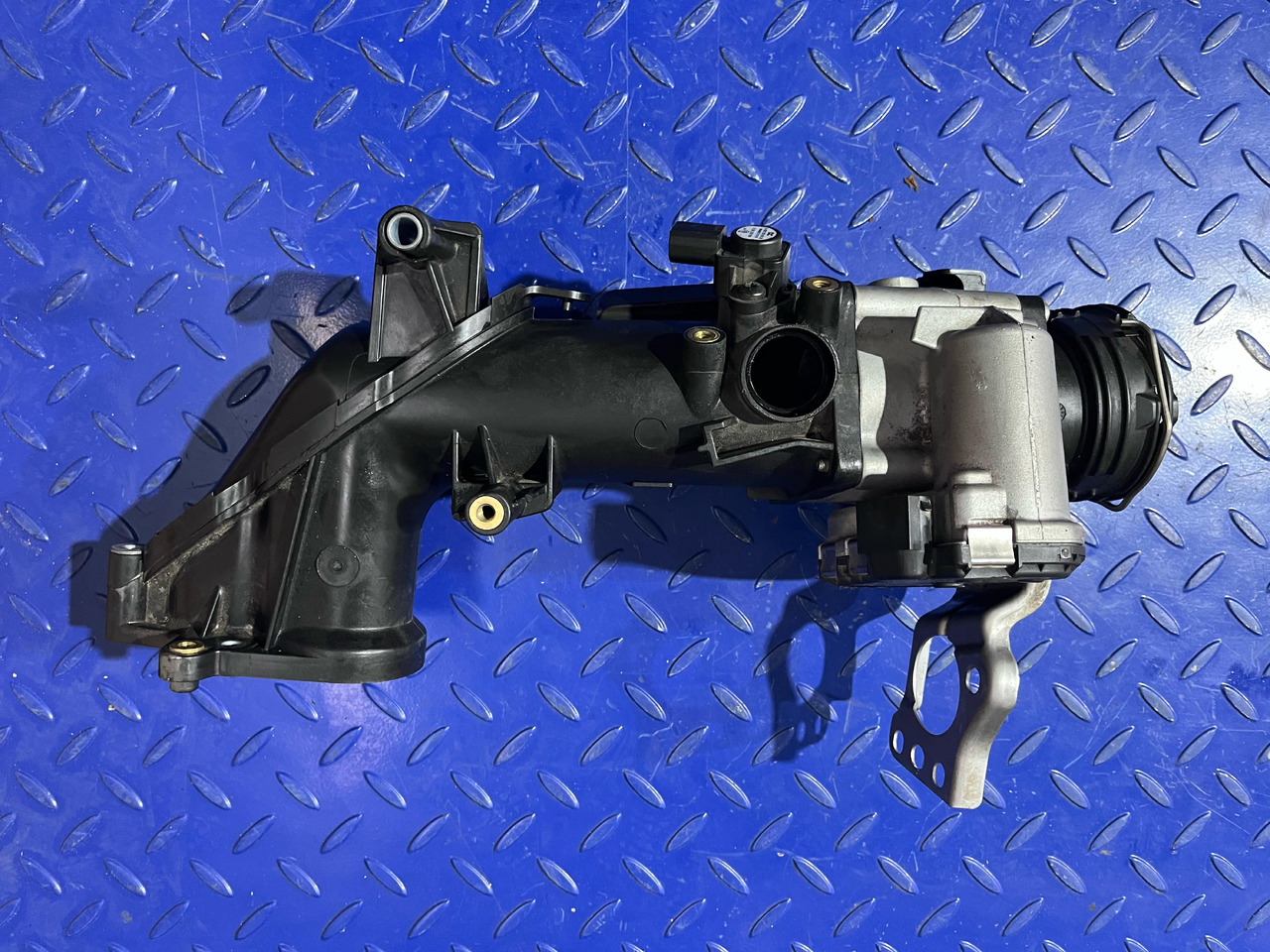 Mercedes Benz Intake Pipe and Throttle A6420901637 / A6420900270 - Система впуска: фото 2 Mercedes Benz Intake Pipe and Throttle A6420901637 / A6420900270 - Система впуска: фото 2