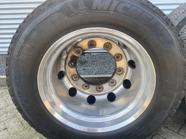 Michelin 385/55x22,5 - 2 stuks en 295/60x22,5 - 4 stuks op 9.00 velg - Шина для Грузовиков: фото 3 Michelin 385/55x22,5 - 2 stuks en 295/60x22,5 - 4 stuks op 9.00 velg - Шина для Грузовиков: фото 3