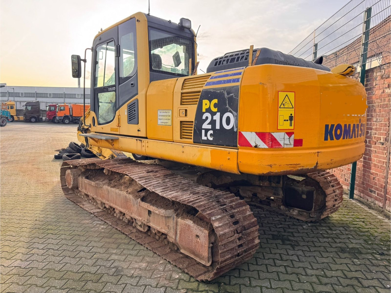 Komatsu PC 210 LCD-8 - Гусеничный экскаватор: фото 2 Komatsu PC 210 LCD-8 - Гусеничный экскаватор: фото 2