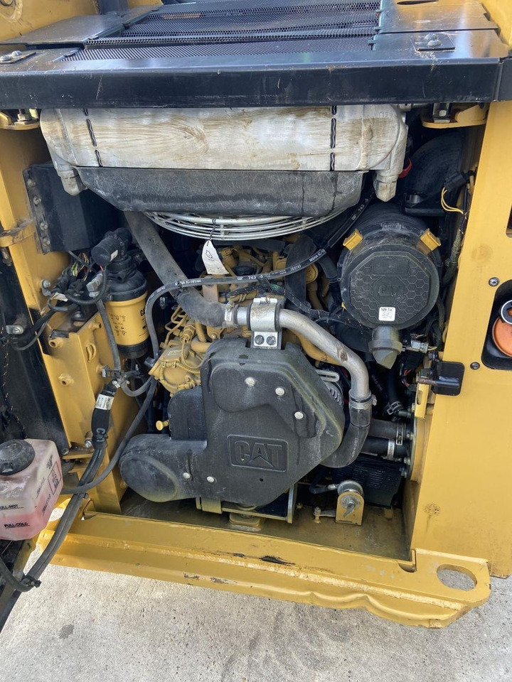 CAT 226 D3 (5867) - Мини-погрузчик с бортовым поворотом: фото 5 CAT 226 D3 (5867) - Мини-погрузчик с бортовым поворотом: фото 5